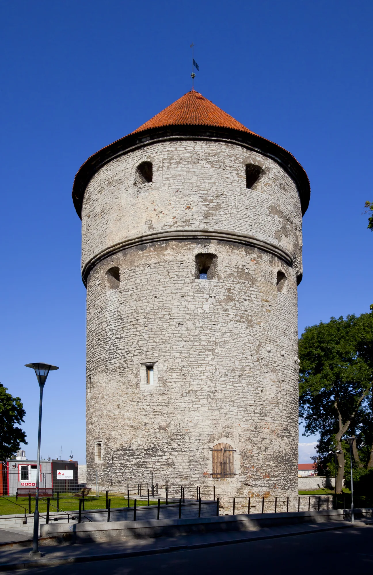The Kiek in de Kök cannon tower in Tallinn: a tall, broad round stone artillery tower with a red conical roof