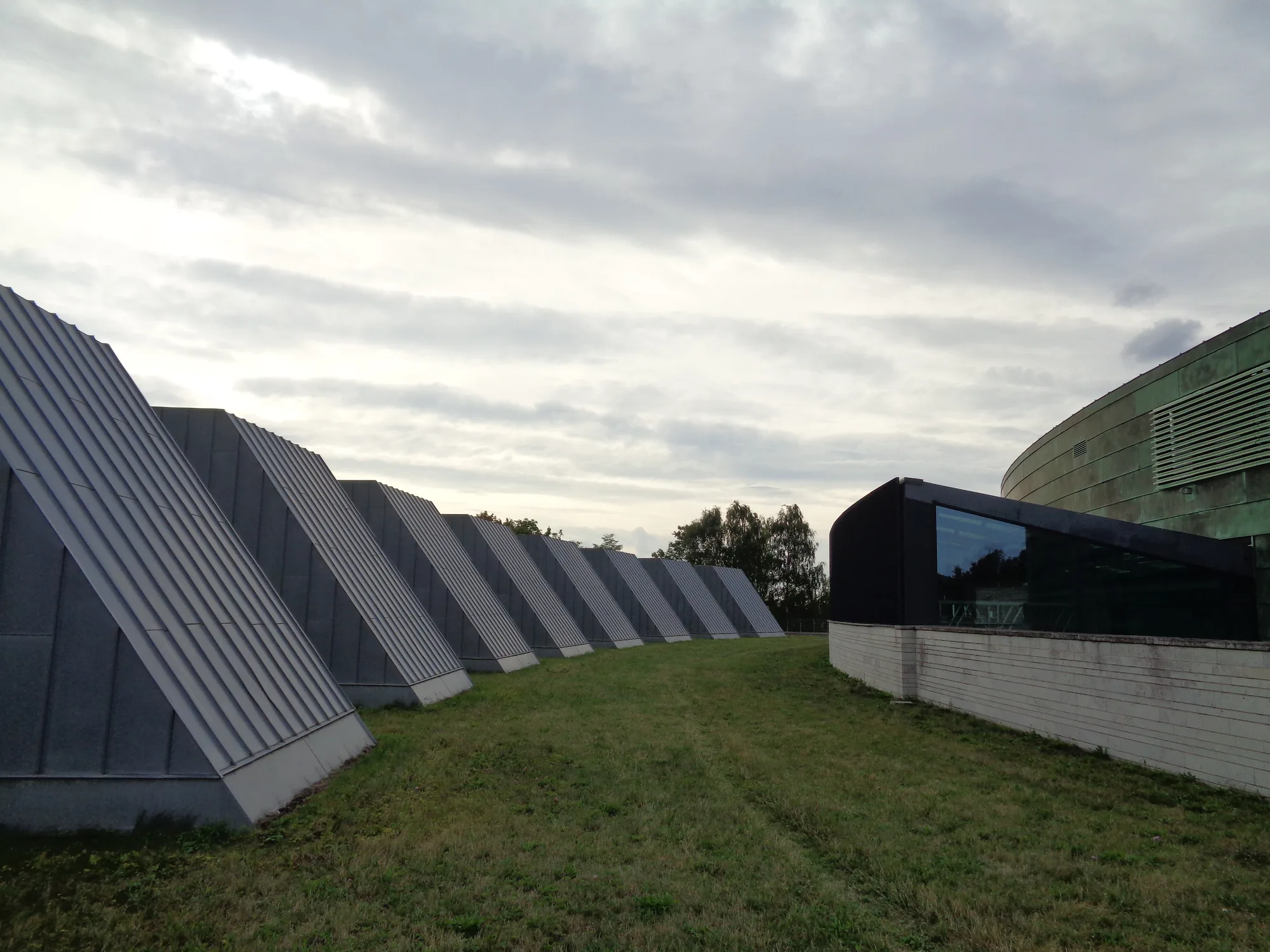 Exterior of the KUMU Art Museum in Kadriorg, Tallinn, with its angular limestone-clad wings, glass volume and curved copper drum